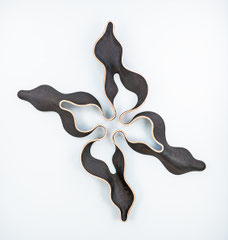 Entfalten II / 2024 / Eschenholz geflammt / 115 x 66 x 8 cm