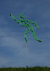 Im Rausch bewegen I / 2018 / 112 x 6 x 195 cm / Eschenholz, Oelfarbe, Federstahlstange