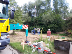 Der schwere Metallhorst wird in den Korb gehoben © Leah Reiter