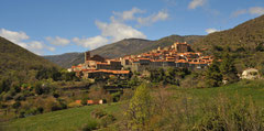 Perché à 700m d'altitude, le petit village de Mosset.