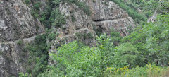 Le chemin creusé dans la roche au dessus de la Carança.