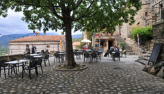 Halte en terrasse sur la petite place d'Eus