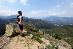 Sur le chemin de St Martin du Canigou, au loin dans la vallée, Vernet.