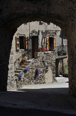 Porche dans le village de Mosset.