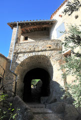 Porche dans le petit village d'Eus.