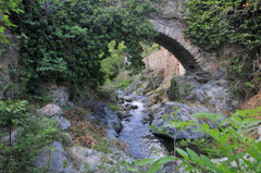 Petit pont sur le Caillan à Ria.