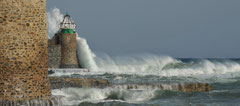 Les vagues à l'assaut du phare de Collioure.
