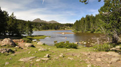 Estany del Viver et au loin les deux pics Péric. 