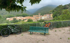 Villerach, suspendu aux nuages bas du Canigou.