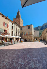 La place de marbre rose à Villefranche