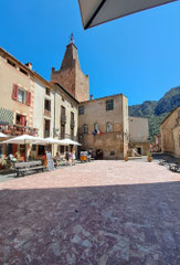La place de marbre rose à Villefranche.