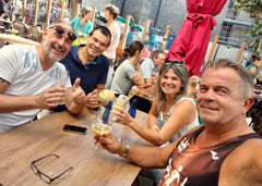 Le marché de Prades se prolonge en terrasse en excellente compagnie.