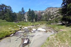 Les eaux limpides quittent le Gorg d'Estelat dans le massif du Madrès.