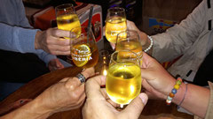 Dégustation d'un petit vin blanc au bistrot des pompiers à Villefranche.
