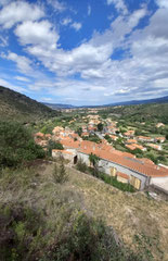 Ria, prise de vue à partir des ruines du château, avec au loin, Prades.