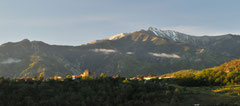Premier rayon sur Sirach, au loin, le Canigou, mai 2024