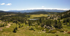 L'univers lacustre du Carlit, au loin, les massifs du Puigmal et du Canigou