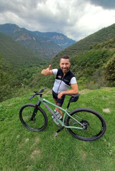 Régis à l'arrêt dans un petit paradis pour cyclistes.