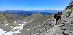 L'univers lacustre du Carlit, avec au loin de gauche à droite, les massifs du Madrès, du Canigou, et du Puigmal. 