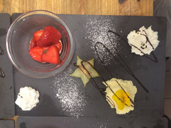 Hausgemachtes Weisses Toblerone - Mousse mit Erdbeeren mit Kirsch ausgarniert