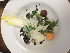 Masclunsalat mit parmesanflocken und Balsamico ausgarniert