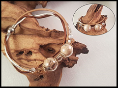 AB 11: Gefüllte Glasperlen (14mm) mit Tierhaar und farblich passenden Swarovskisteinchen. Silberne Elemente sind aus Sterlingsilber. Die abgestimmten Lederbänder sind mit einem Magnetverschluss befestigt. Preis: 60 Euro
