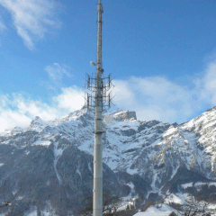 Der 50 m hohe Sendemast dient heute vor allem als Handy-Antenne