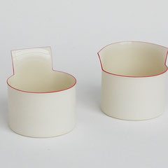 Partialformen mit rotem Rand | 2004, H: 54 mm, Limoges-Porzellan