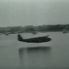 Blohm Voss BV 222 Wiking meim Landeanflug in der Pötenitzer Wiek; im Hintergrund sind Wasserflugzeuge an Festmacherbojen zu erkennen