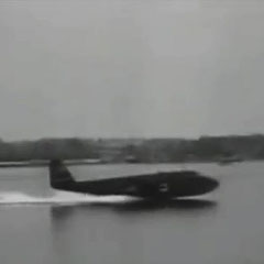 Blohm Voss BV 222 Wiking beim Landeanflug in der Pötenitzer Wiek; im Hintergrund ist der 275 m Lange Anlegesteg mit Kran zu erkennen