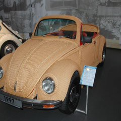 Korb-Käfer aus dem Jahr 1971. 4 Zylinder Boxer mit 1,6l Hubraum und 50PS. Dieser 71er Käfer wurde 1997 von einem Korbmacher in 600 Arbeitsstunden in diesen Zustand versetzt.