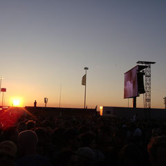 Ist es nicht herrlich: Abends halb zehn, immer noch T-Shirt-Temperaturen und ein Bilderbuch-Sonnenuntergang.