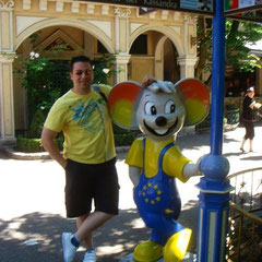 Foto mit dem Park-Maskottchen