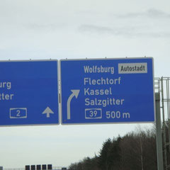 Wolfsburg-Autostadt: Das sieht richtig aus; hier fahrn wir mal raus!