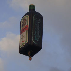 Da ist sie wieder: Unsere gute Freundin, die Mega-Jägermeisterflasche!