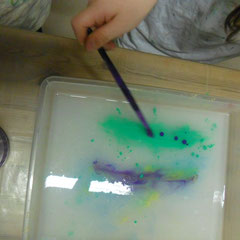 pintura sobre liquids al taller d'art fundació Lichtburg 