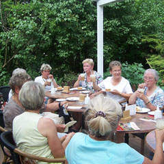 Kaffeetrinken im Summter Gartencafé