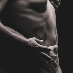 erotische Männerfotos, erotic, Fotostudio für Männer, Fotografin für Männer , Männerfotografie, Coupleshooting , erotische Paarfotografie , Paarfotos in schwarz und weis