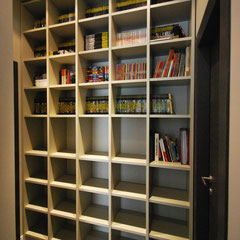 Libreria in legno color tortora opaco.