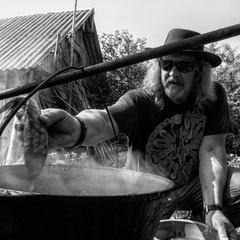 Letzte Zutat für die Fischsuppe