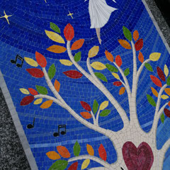 Détail des feuillages en mosaïque colorée et symboles musicaux, art funéraire contemporain sur mesure.