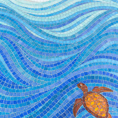 Plan rapproché sur la dalle en mosaïque montrant le ressac des vagues stylisées dans un camaïeu de bleus (azur, outremer et turquoise), avec la tortue marine visible dans le coin inférieur droit.