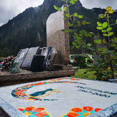 Monument funéraire personnalisé en mosaïque lune et chat cimetière de Péone Mozaiktoone.