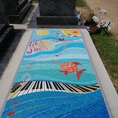 Décoration pour tombale moderne et personnalisée avec des touches de piano, des notes de musique et des vagues colorées en mosaïque