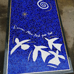 Mosaïque funéraire bleue en émaux de Briare et verre, les oiseaux de Matisse, création contemporaine Mozaiktoone."