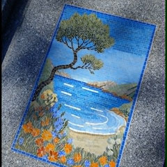 Mosaïque d'art funéraire arbre et vagues azur émaux de Briare et grès Winckelmans Mozaiktoone.
