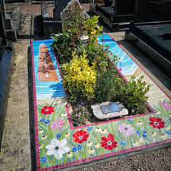 "Monument funéraire avec jardin central et décor de fleurs en mosaïque, réalisé par Mozaiktoone à Arnouville."