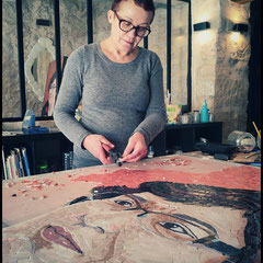 Travail minutieux à l'atelier pour restituer les traits et la ressemblance du portrait funéraire en mosaïque.