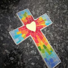 Croix funéraire en mosaïque contemporaine aux couleurs de l'arc-en-ciel avec un cœur blanc central.
