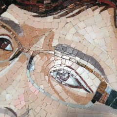 Détail en gros plan de l'œil du portrait en mosaïque, montrant l'assemblage minutieux des tesselles pour reproduire les nuances du visage 